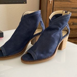 Bos & Co size 37 (6.5) chunky bootie blue